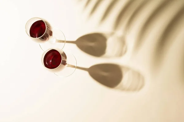 Zwei Gläser Rotwein Mit Dem Schatten Eines Palmblattes Valentinstag Oder — Stockfoto