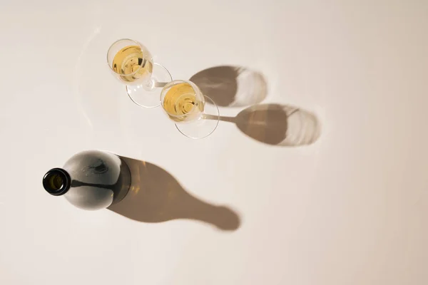 Flaschen Und Gläser Mit Wein Auf Pastell Hintergrund Weintrinkkultur Konzept — Stockfoto