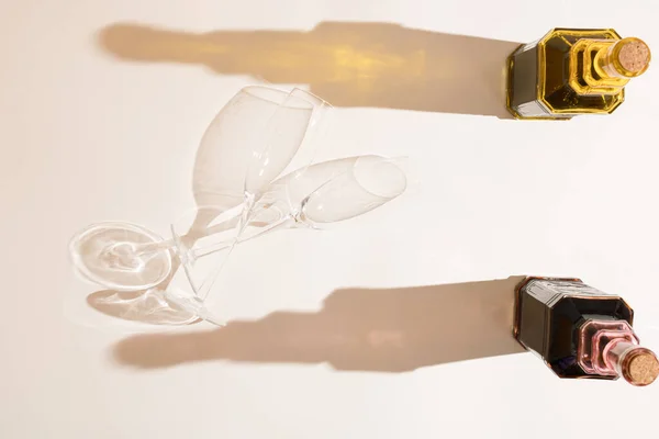 Garrafas Coloridas Com Licor Cereja Noz Dois Copos Apelações Sobreviventes — Fotografia de Stock