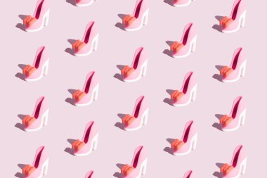 Yüksek topuklu pembe ayakkabılı kadın. Pembe arka planda kusursuz desen. Zarif tarz, moda veya yaz konsepti.