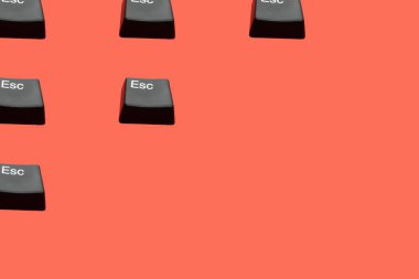 Kırmızı arkaplanda Esc tuşlarının (kaçış klavyesi anahtarı) yaratıcı kusursuz deseni. Isome Manzarası. Borç, aşk, kötü durum, ilişkiden kaçma vesaire. Düz yatıyordu.
