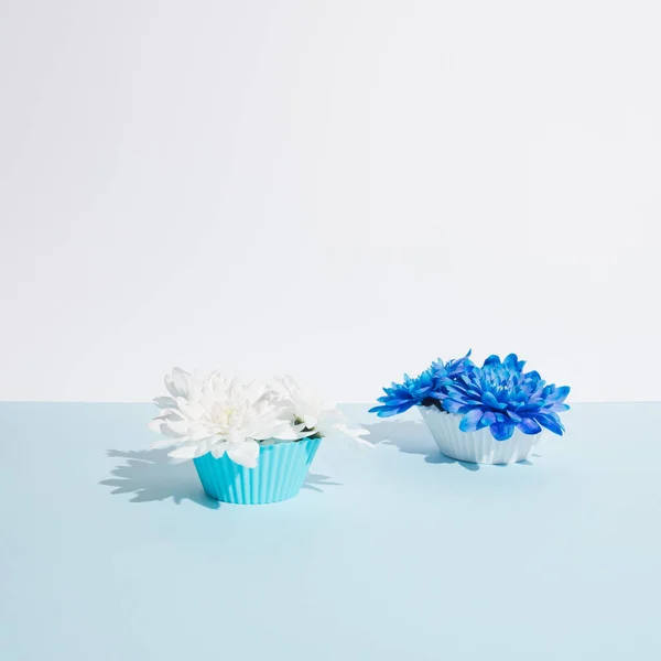 Flores Azuis Brancas Criativas Uma Xícara Cozimento Sobremesa Cupcake Floral — Fotografia de Stock