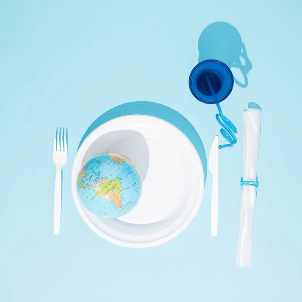 Globo Placa Plástico Desechable Tenedor Cuchillo Sobre Fondo Azul Espacio — Foto de Stock