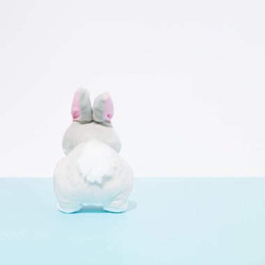 Paskalya tavşanı ya da tavşanlı yaratıcı kompozisyon. Minimum bahar tatili konsepti. Pastel eğlenceli arkaplan.