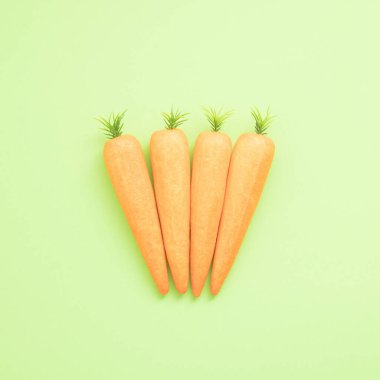 Pastel yeşili havuç. Asgari Paskalya konsepti. Bahar en düşük bileşimi.