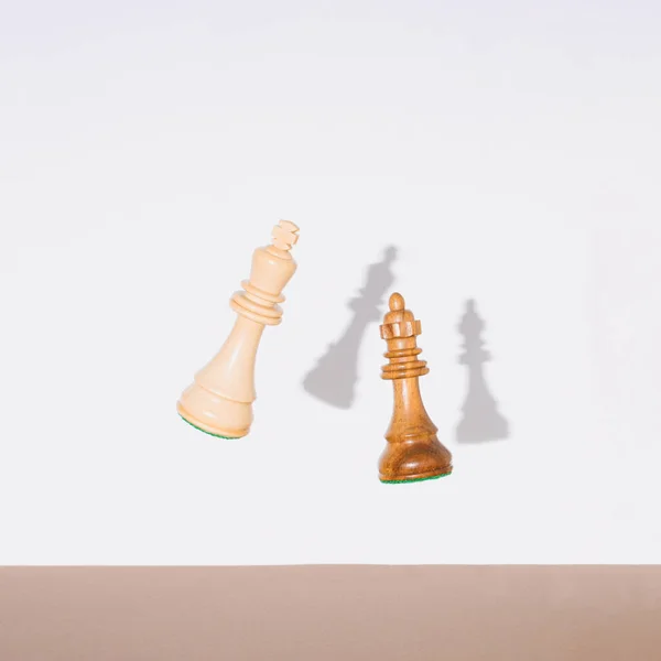 Σκακιστικά Κομμάτια Βασιλιάς Και Βασίλισσα Πέφτουν Κάτω Σκακιστικές Ανταγωνιστικές Εκπαιδευτικές — Φωτογραφία Αρχείου