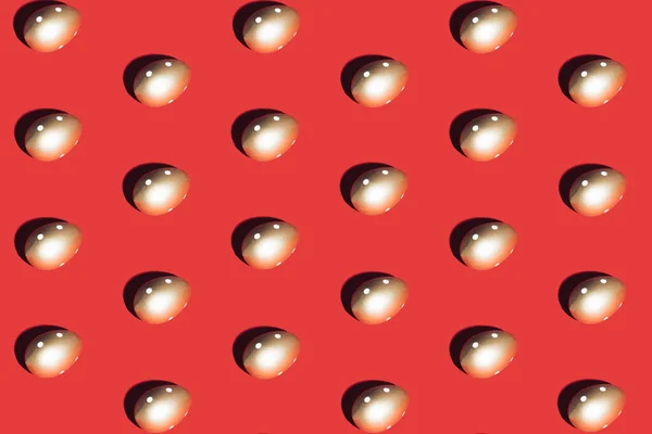 Візерунок Золотих Яєць Червоному Тлі Мінімальне Великодня Або Концепція Їжі — стокове фото