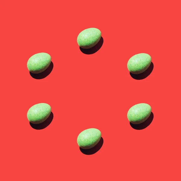 赤の背景に緑の卵で作られたパターン 最小限のイースターやフードコンセプト スペースのコピー — ストック写真