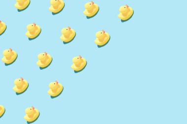 Üstten bakıldığında sarı plastik ördek desenli popüler sanat tasarımı.