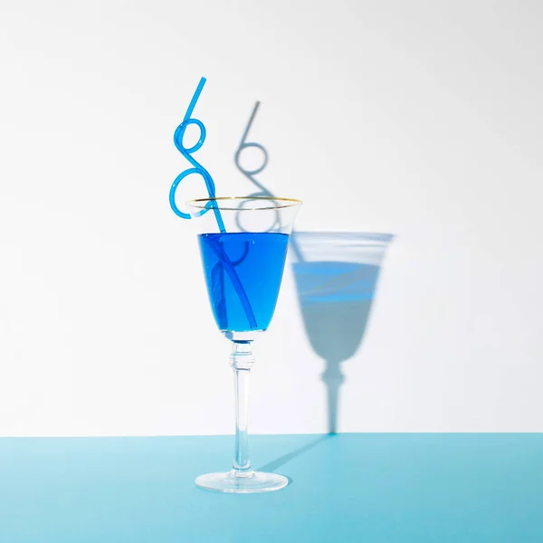 Leckerer Blue Lagoon Cocktail Auf Pastellblauem Und Weißem Hintergrund Sommer — Stockfoto