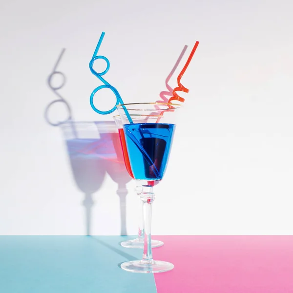 Tropisch Roter Sangria Und Blue Lagoon Cocktail Auf Pastellrosa Und — Stockfoto