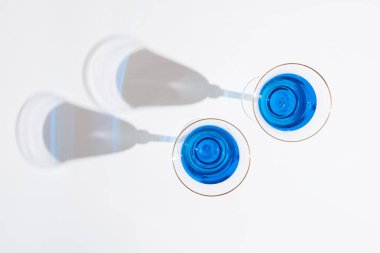 Beyaz arka planda Lezzetli Mavi Göl kokteylleri. Yaz, sahil ya da gece hayatı konsepti. Düz yatıyordu