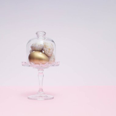 Pasta tutacağındaki altın Paskalya yumurtaları. Fotokopi alanı olan Paskalya tatili kavramı.