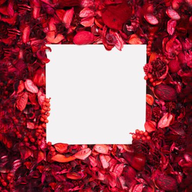 Kurumuş çiçeklerin aromatik karışımı. Bir demet kuru çiçek ve fotokopi alanı için kağıt kart. Romantik Sevgililer Günü kompozisyonu. Düz yatıyordu. Aşk ya da SPA konsepti.