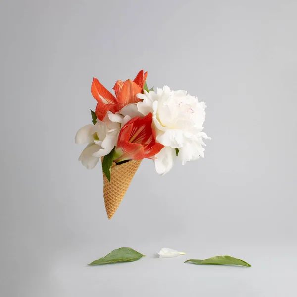 Ice Cream Cone Colorful Flowers White Background Flat Lay Minimal — Fotografia de Stock