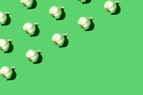 緑の背景にニンニクとカラフルなシームレスなパターン ホット 健康的または芳香族食品の創造的な概念 アイソメトリックビュー — ストック写真