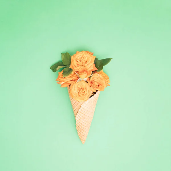 Cone Sorvete Com Rosas Laranja Frescas Folhas Verdes Verão Conceito — Fotografia de Stock