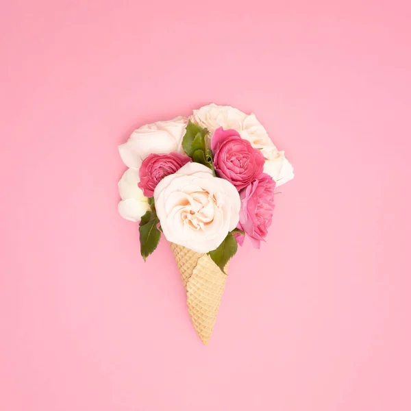 Cone Sorvete Com Flores Coloridas Fundo Rosa Deitado Conceito Mínimo — Fotografia de Stock