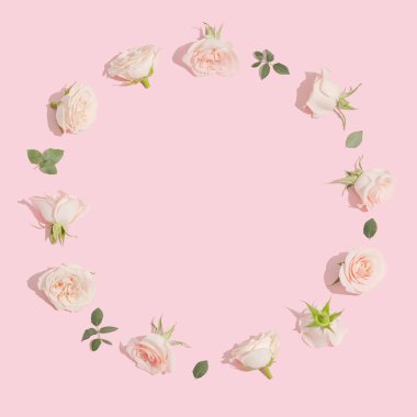 Yaratıcı çiçek kompozisyonu. Pastel pembe arka planda pembe güllerden yapılmış eski bir çerçeve. Minimum düzlük. Sevgililer Günü ya da aşk konsepti.