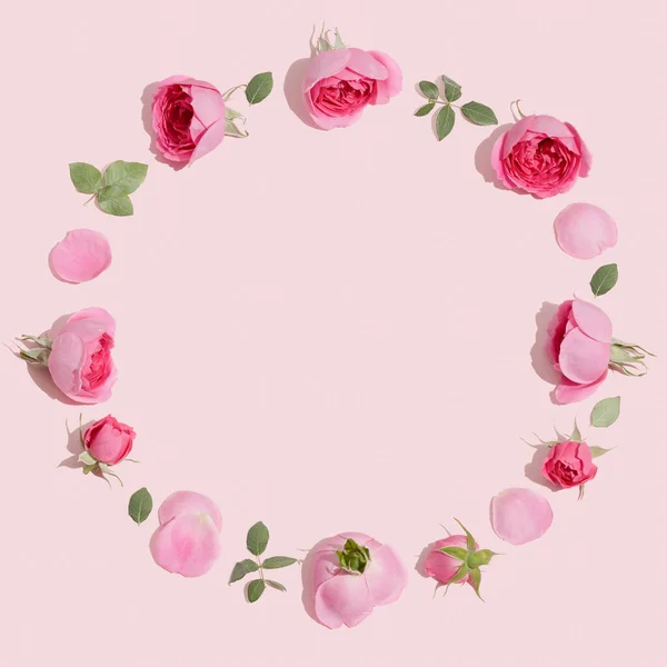 Kreative Blumenkomposition Vintage Rahmen Aus Rosa Rosen Auf Pastellrosa Hintergrund — Stockfoto