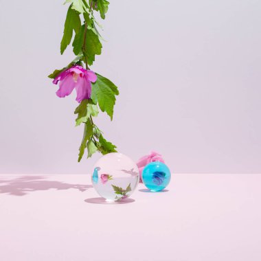 Cam toplara yansıyan renkli çiçeklerle soyut kompozisyon.