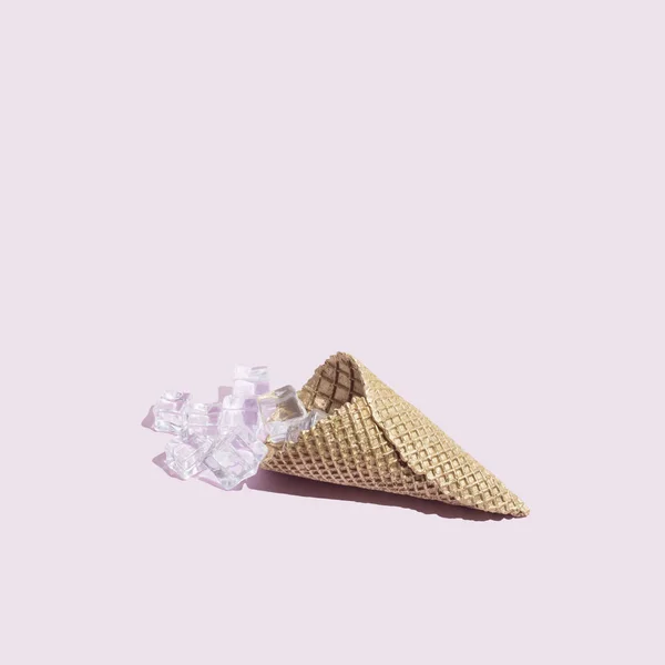 Cone Sorvete Dourado Fundo Púrpura Pastel Com Cubos Gelo Conceito — Fotografia de Stock