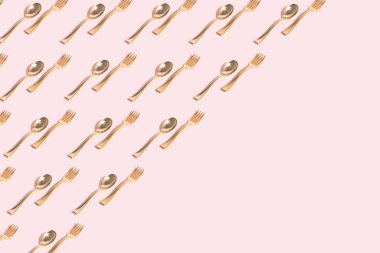 Altın çatal bıçak seti beyaz arka planda izole edildi. Altın kaşık ve çatalın kusursuz deseni. Modern menü kapağı veya restoran broşürü tasarımı.