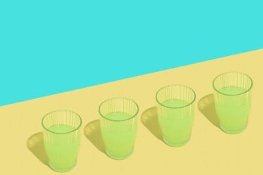 Limonlu limon içeceği için yaratıcı bir tasarım. Taze içecek ve yaz partisi kompozisyonu. Soyut içki fikri.