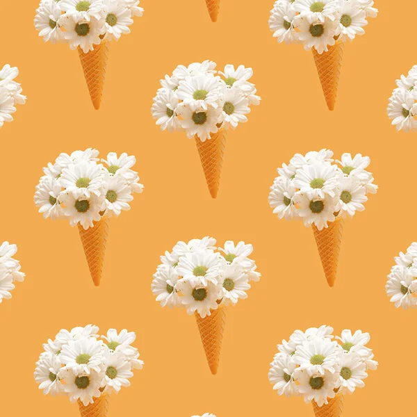 Творчий Візерунок Ромашкових Ромашкових Квітів Вафельному Конусі Морозива Фоні Сонячного — стокове фото