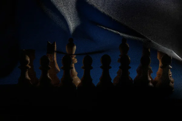 Шахові Фігури Під Чорною Завісою Королеви Короля — стокове фото
