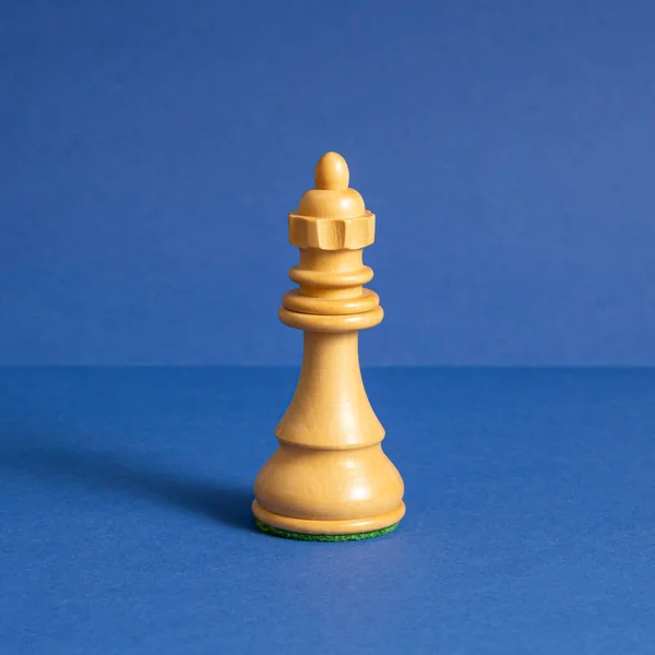 Wooden Queen Chess Standing Blue Background Chess Game Figurine Leader — Stockfoto