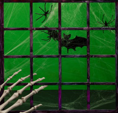 Terk edilmiş, perili bir evde hayalet. Örümceklerin, örümcek ağının, yarasaların ve iskeletin olduğu korku sahnesi. Cadılar Bayramı kompozisyonu.