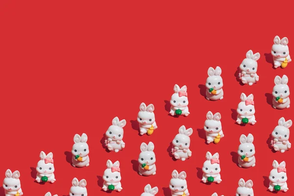 Parlak Kırmızı Arka Planda Küçük Beyaz Tavşanlardan Yapılmış Pürüzsüz Desen — Stok fotoğraf
