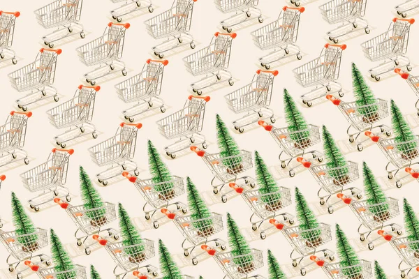 크리스마스 쇼핑의 컨셉은 카트로 크리스마스 트리를 운반하는 것으로 금요일 판매나 — 스톡 사진