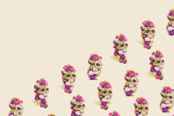Pastel Bej Arka Planda Renkli Çiçekleri Olan Gerçekçi Insan Kafataslarından — Stok fotoğraf