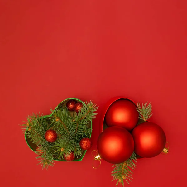 Две Коробки Полные Рождественских Украшений Украшения Ярком Красном Фоне Концепция — стоковое фото