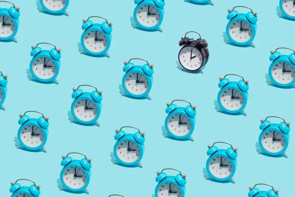 Απρόσκοπτη Μοτίβο Των Μπλε Ρετρό Ξυπνητήρια Δείχνουν Ώρα Και Ένα — Φωτογραφία Αρχείου