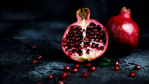Composition Des Fruits Mûrs Grenade Près Feuille Sur Fond Sombre — Photo