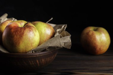 Koyu arkaplanda taze Gala elmaları. Kırmızı-sarı elmalar. Kırsal biçim