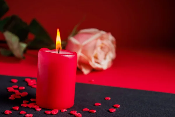 Concepto Del Día San Valentín Una Vela Roja Ardiente Una — Foto de Stock