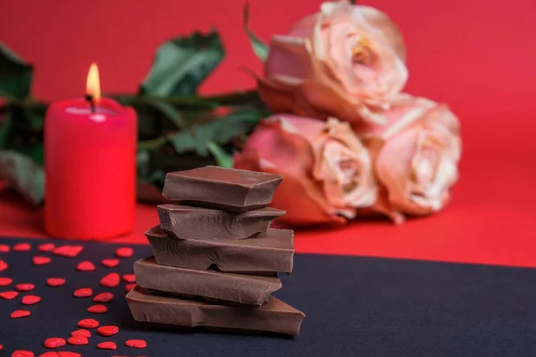 Concepto Del Día San Valentín Una Vela Roja Ardiente Rosas —  Fotos de Stock