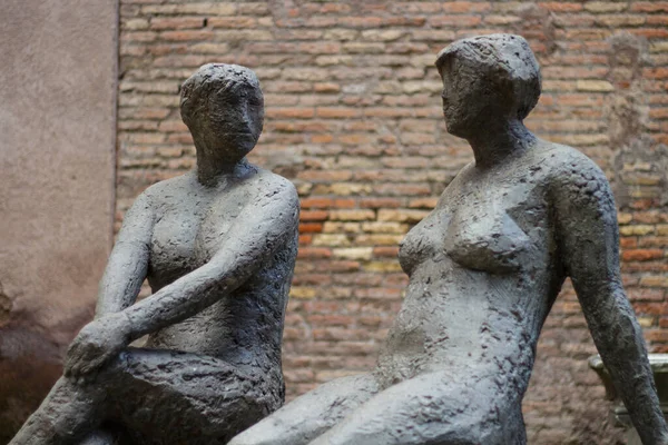 意大利 2021年 圣安杰罗城堡中雕塑的组成 一个男人和一个女人在谈话中的雕塑 罗马雕塑家对关系的描述 — 图库照片