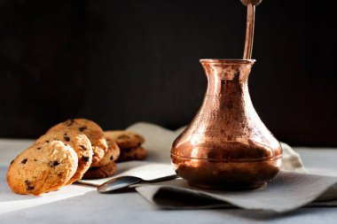 Sabah titreşimleri. Sıcak aromatik kahve Türk kahvesi.