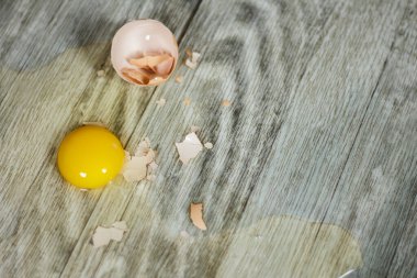 Fotokopi aletiyle yerde kırılmış yumurta. Seçici odaklanma. Bu fotoğraf, düşen yumurtaları nasıl temizleyeceğimiz konsepti için kullanılabilir..