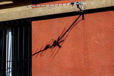 Televizyon uydusu parabolik anten evin duvarına bağlı..