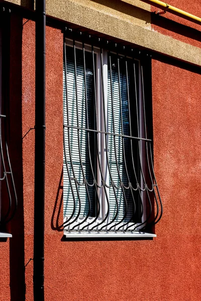 Okna Ścianie Wykutymi Metalowymi Kratami Ochrona Przed Włamywaczami Bezpieczeństwo Życia — Zdjęcie stockowe