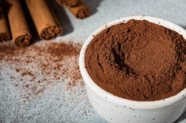 Seylan tarçın çubukları ve tarçın kasesi. Dikkatsizce arkaplanda tarçın var.