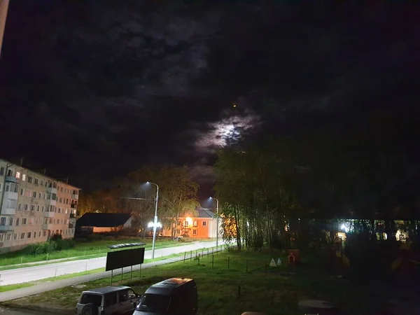 Oświetlona Ulica Nocnego Miasta — Zdjęcie stockowe