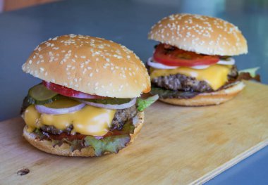 Hamburger ev yapımı pastırmalı hamburger.