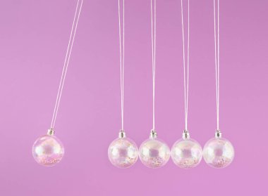 Yaratıcı bir kavram. Altın Noel süslemeleri. Yeni yıl minimalizmi.